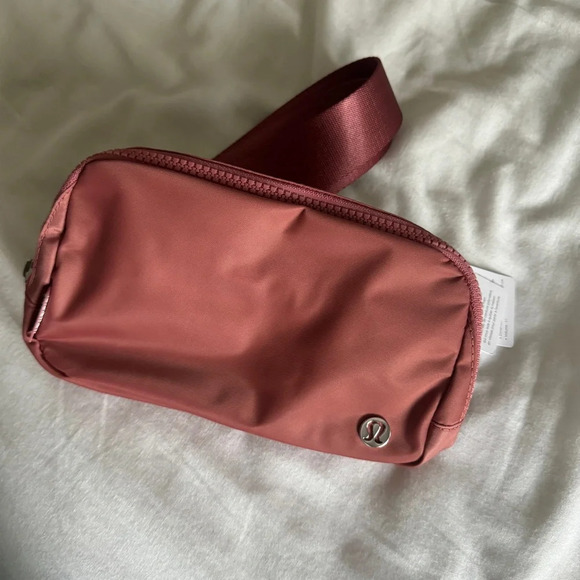🆕🩷 Lululemon Everywhere Belt Bag Brier Rose - Picture 1 of 7